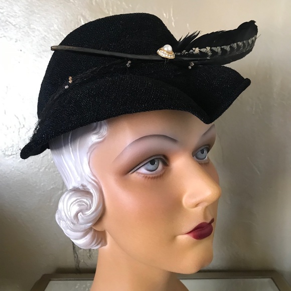 GRACEFUL 1940s\' BLACK FABRIC HAT WITH PAINTED FEATHER & DOTTED VEIL main image 15